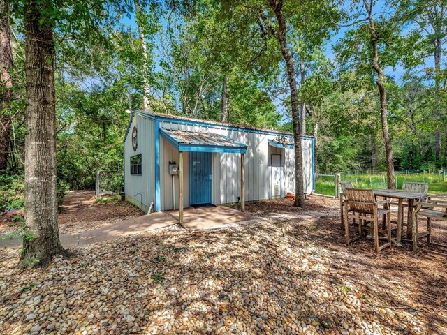 view of outdoor structure featuring an outbuilding