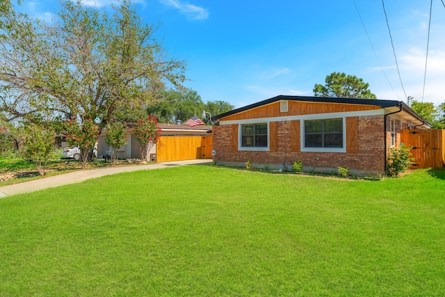 ranch-style home featuring a front lawn