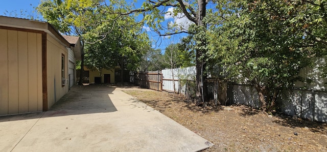 view of yard featuring a patio