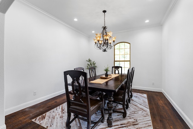 dining area featuring ornamental molding, dark hardwood / wood-style floors, and a notable chandelier