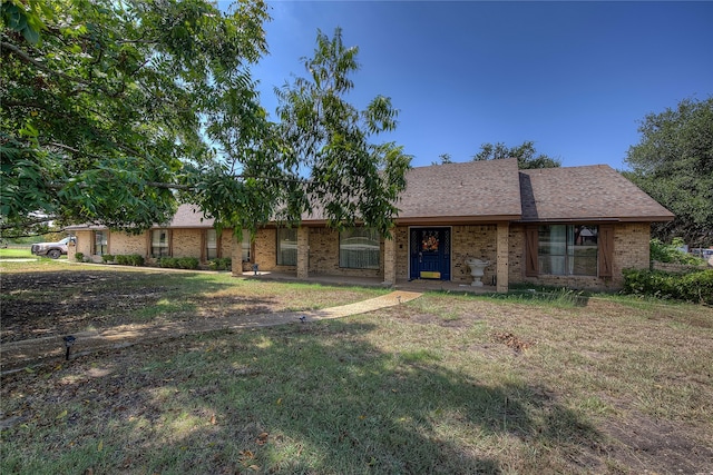 ranch-style house featuring a front lawn