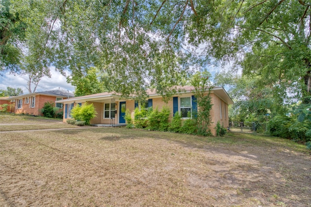 ranch-style home featuring a front lawn