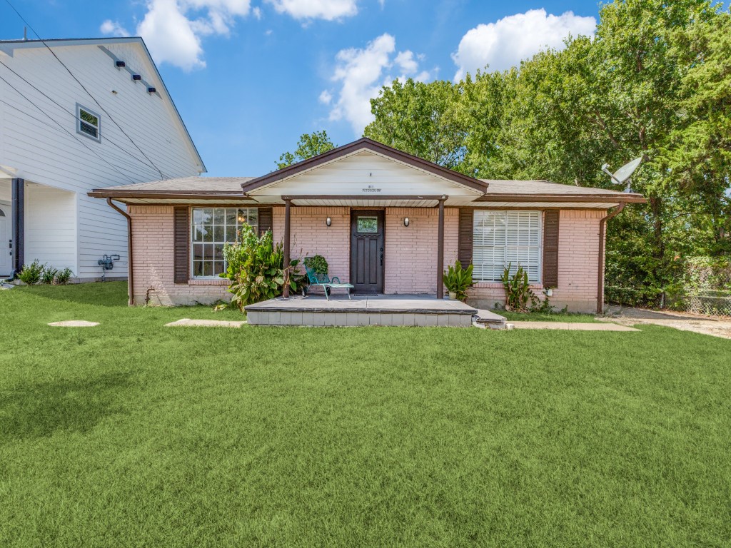 view of front of home with a front yard