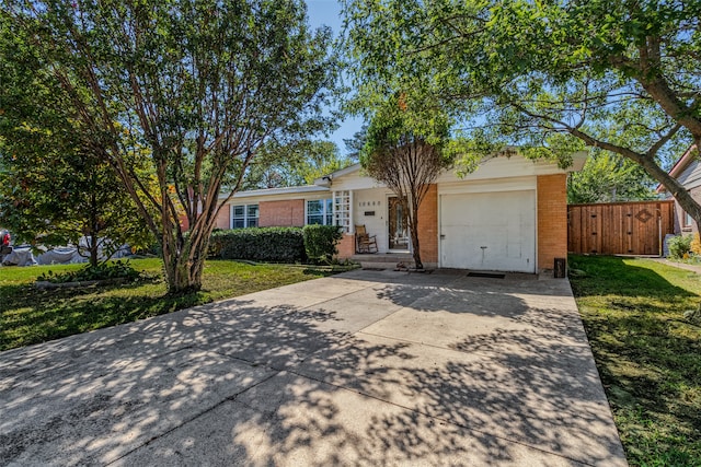 single story home featuring a front lawn