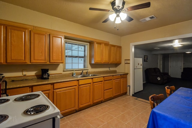 kitchen with light tile patterned floors, white appliances, sink, and ceiling fan