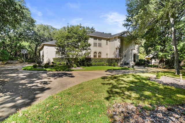 view of front of property with a front lawn