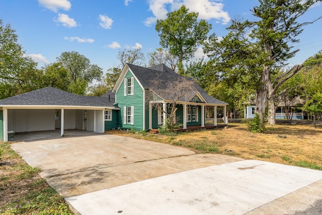 view of front of property featuring a carport, a porch, and a front yard