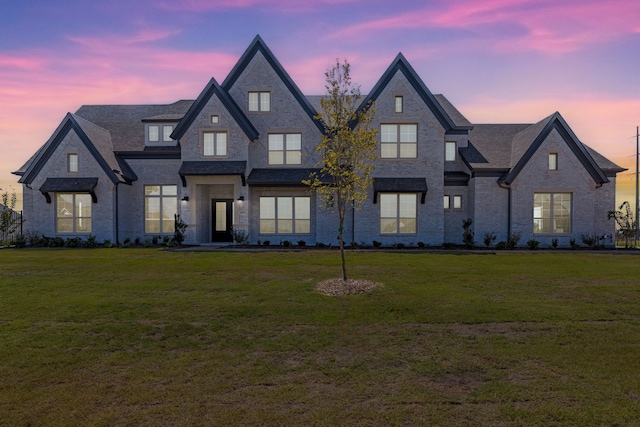 view of front of property featuring a yard