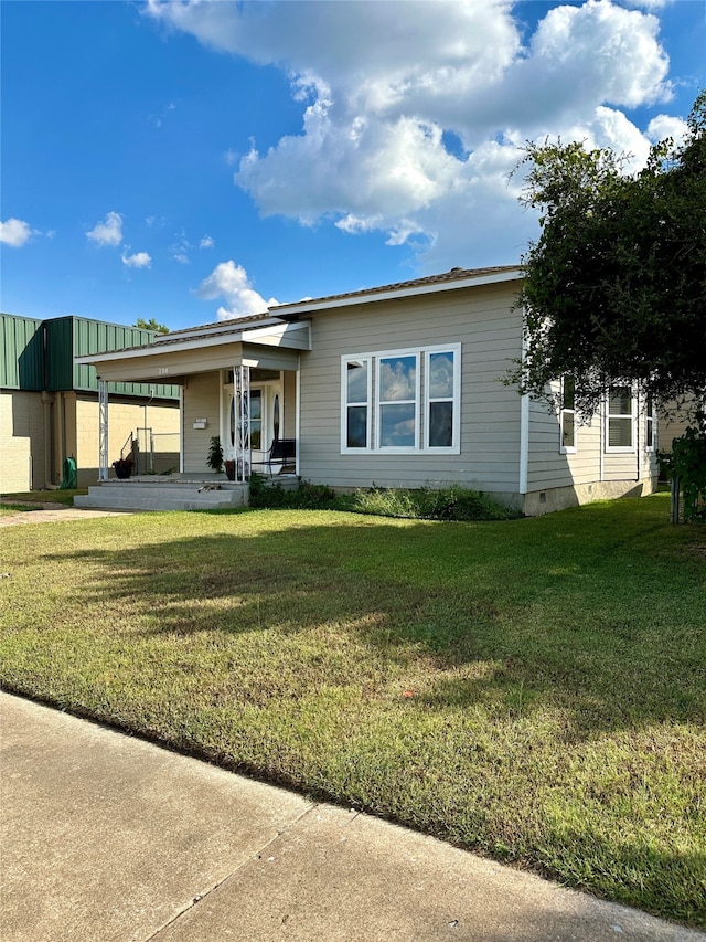 view of front of property featuring a front yard