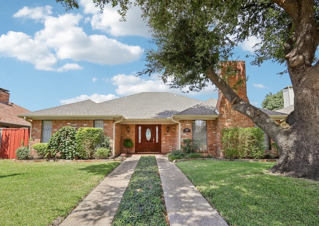 view of front of property featuring a front lawn