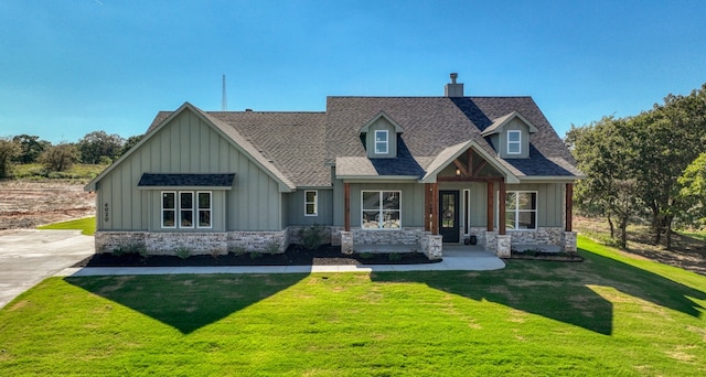 view of front facade featuring a front lawn