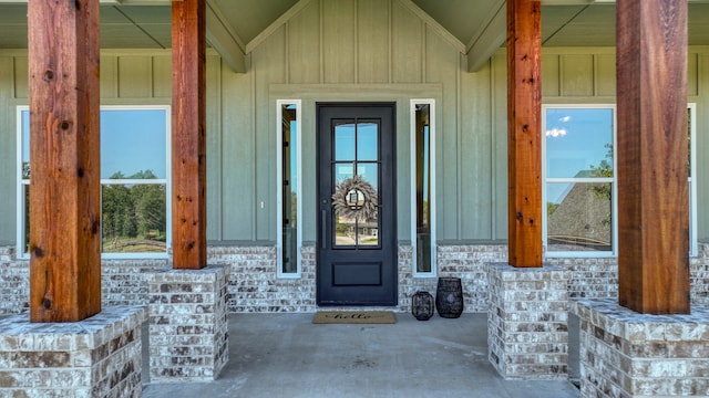 entrance to property featuring covered porch