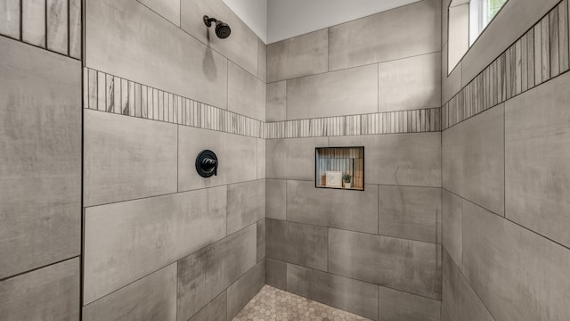 bathroom featuring a tile shower