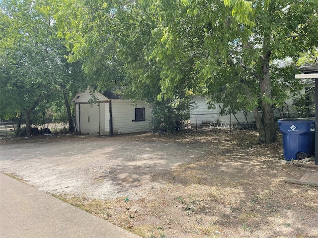 view of yard with a shed