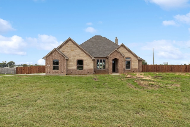 view of front of property featuring a front lawn