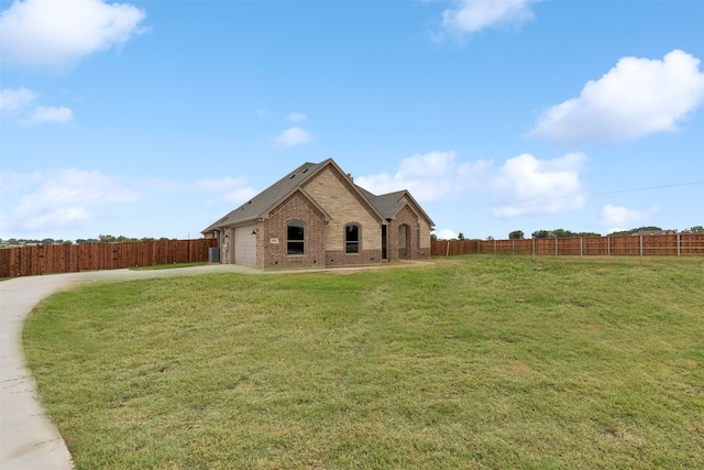 view of front of property featuring a front yard