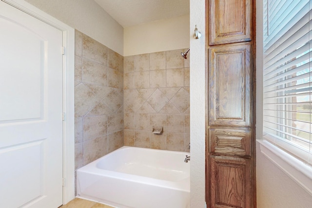 bathroom with tiled shower / bath combo