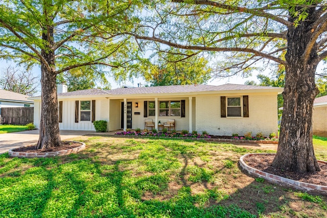 single story home with a front yard