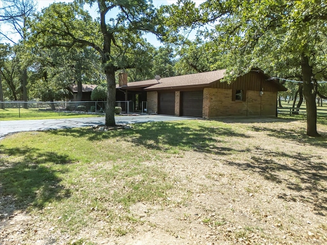 view of front of property featuring a front yard and a garage