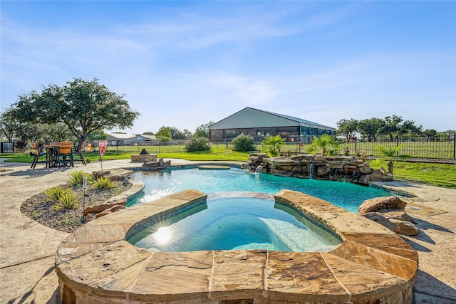 view of pool featuring an in ground hot tub and pool water feature