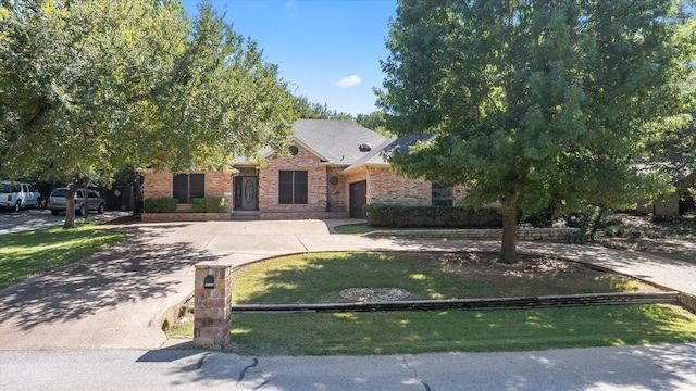 view of front of property featuring a front yard