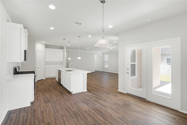 kitchen featuring white range oven, sink, a center island with sink, and dark hardwood / wood-style floors