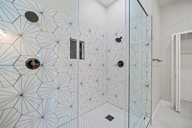 bathroom featuring tiled shower