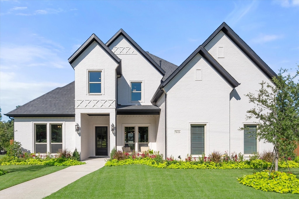 modern farmhouse style home featuring a front lawn