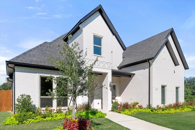 view of front of property featuring a front lawn