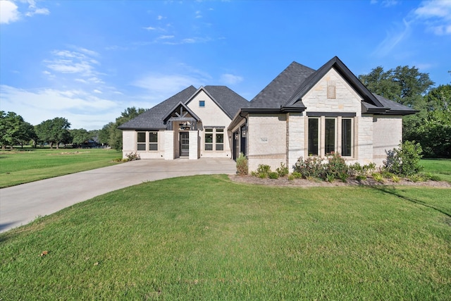 view of front of house featuring a front lawn