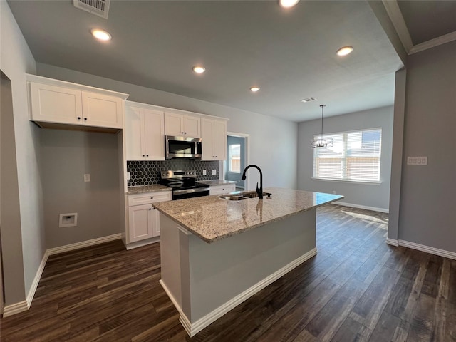 102 Levi Dr, Cleburne, TX 76031 - kitchen with appliances with stainless steel finishes, a sink, an island with sink, white cabinetry, and baseboards