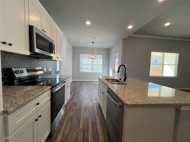 102 Levi Dr, Cleburne, TX 76031 - kitchen with appliances with stainless steel finishes, a sink, dark wood finished floors, recessed lighting, and baseboards
