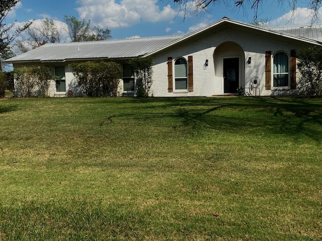 view of front facade featuring a front yard