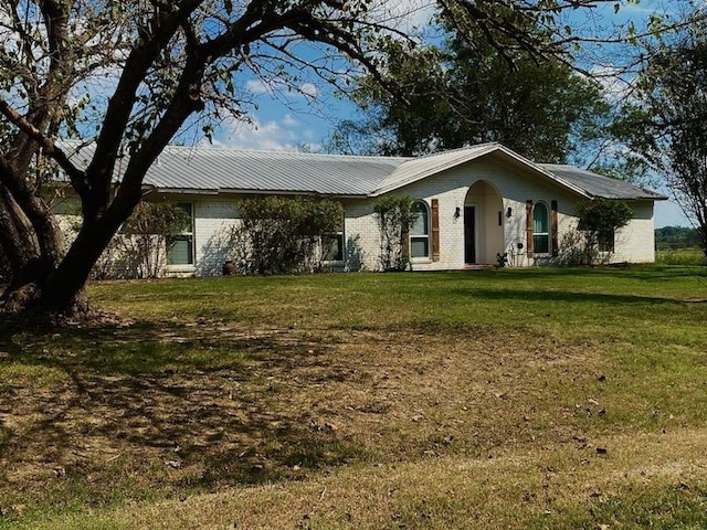 ranch-style home with a front lawn