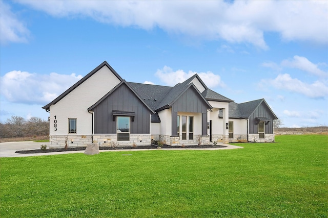 view of front of property featuring a front lawn