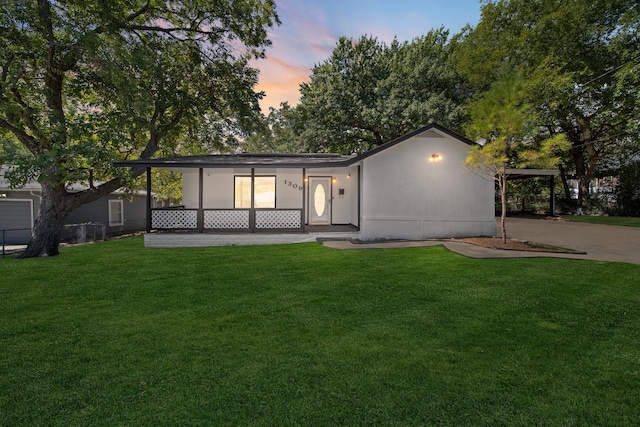 view of front of property featuring a yard