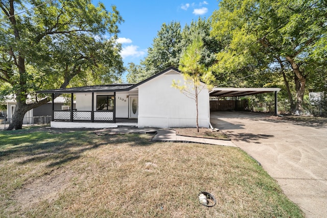 view of front of property with a carport and a front yard