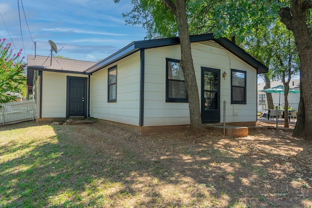 view of front of house featuring a front yard