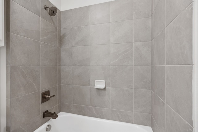 bathroom with tiled shower / bath combo