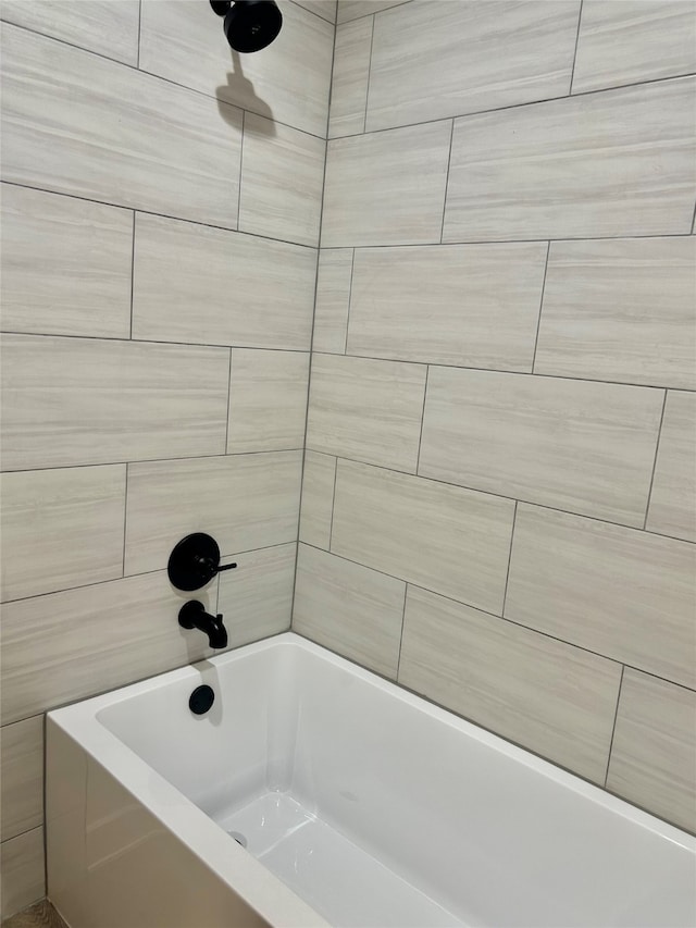 bathroom with tiled shower / bath