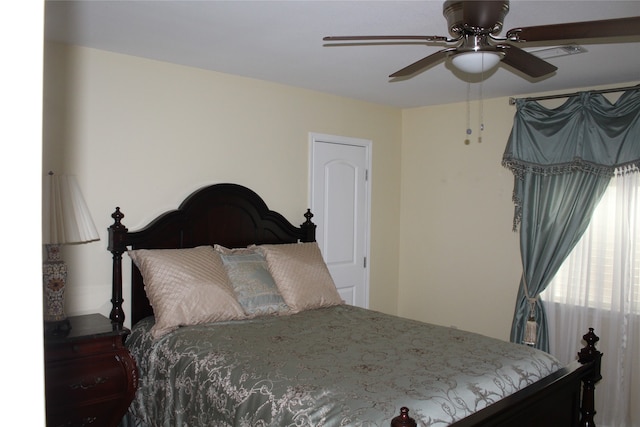 bedroom with ceiling fan