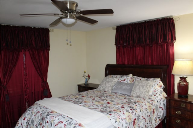 bedroom with ceiling fan