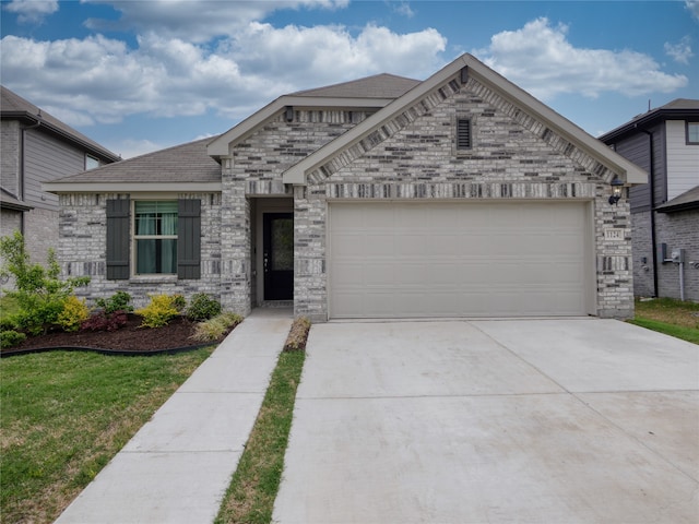 view of front facade featuring a garage