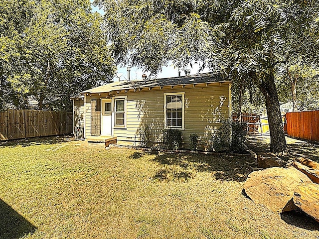 back of house featuring a lawn