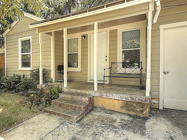 doorway to property with covered porch