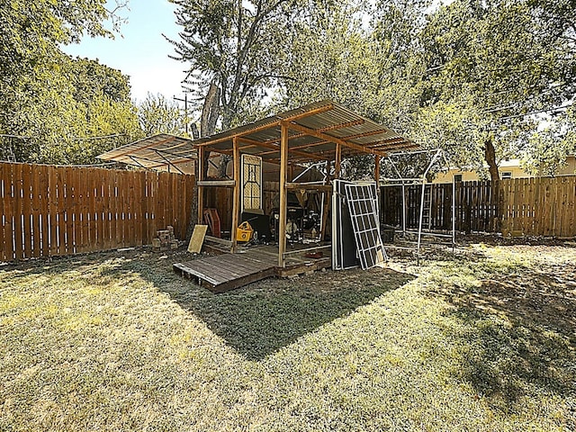 view of yard featuring an outbuilding