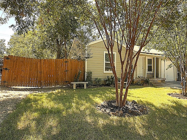 exterior space featuring a front yard