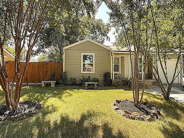 view of front of property with a front lawn