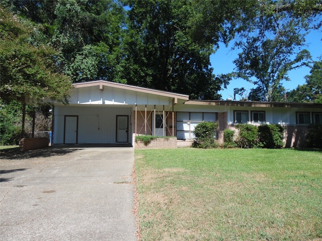 view of front of home featuring a carport and a front lawn