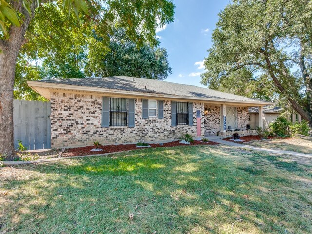 single story home with a front yard